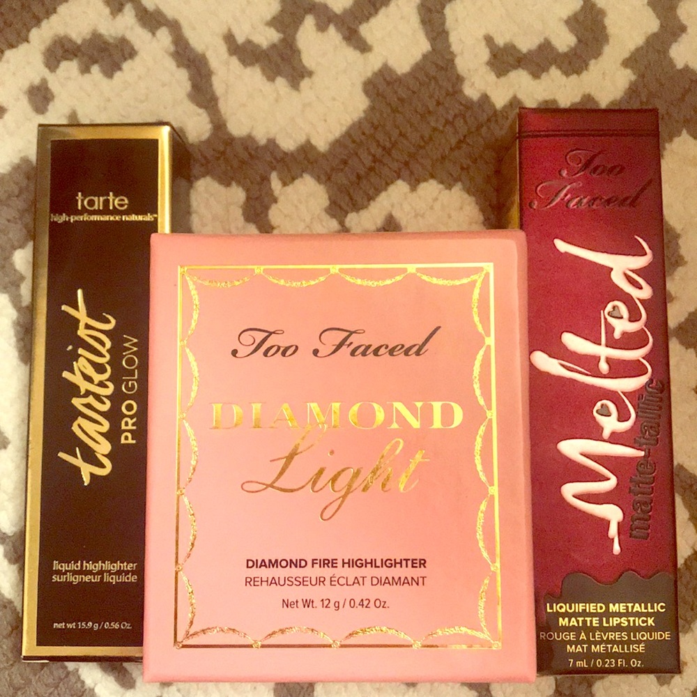 2 highlighters and 1 matte lipstick NEVER USED !